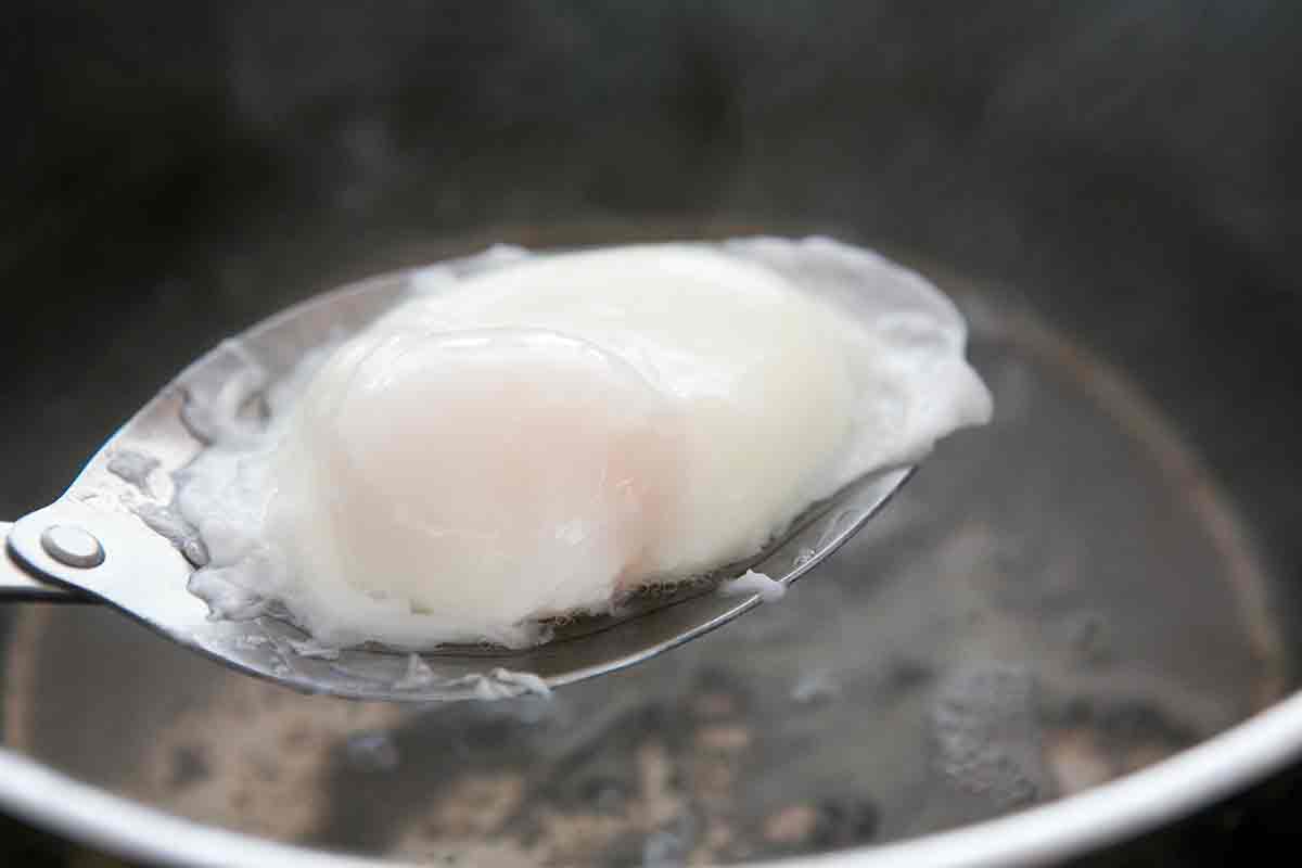 Сколько варить пашот в воде. Яйцо пашот воронка. Яйцо пашот на сковороде с водой. Яйцо пашот в воронке кипящей. Яйцо пашот в кастрюле.
